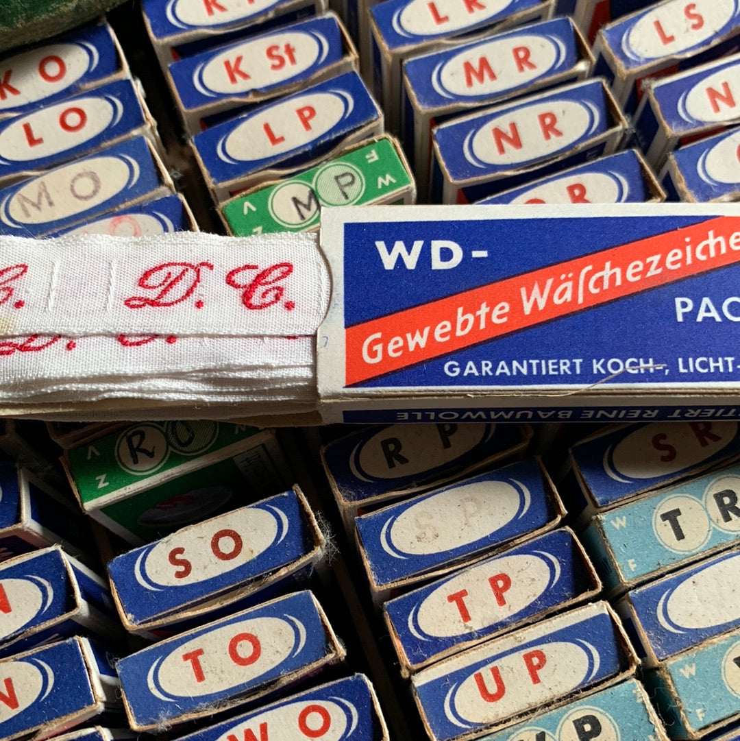 1 Schachtel mit 48 alten Monogrammen Wäschezeichen - Buchstabenreihe D