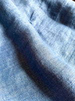 Charger l&#39;image dans la galerie, 3 Meter außergewöhnliches Leinen: doppelseitig - vorne helles, hinten dunkles Blau in Extrabreite
