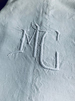 Charger l&#39;image dans la galerie, Altes, schweres Laken aus Frankreich mit Monogramm MC
