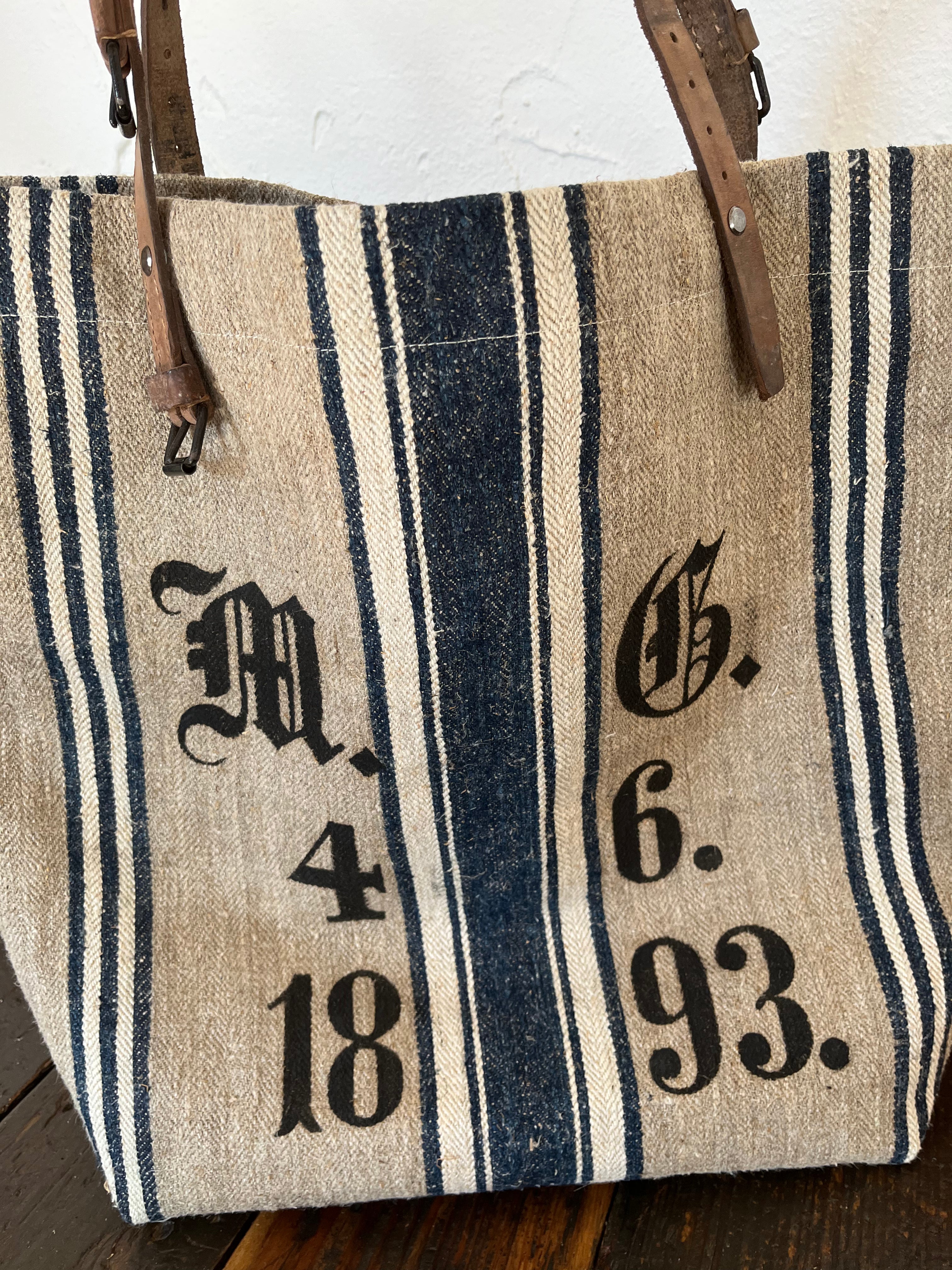 1893: Shopper aus sehr altem Leinensack mit Aufschrift und blumigem Innenleben