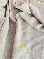 Load image into Gallery viewer, Just a Throw…Überwurf, Decke, Plaid aus dickem Leinen mit gelber Blüte
