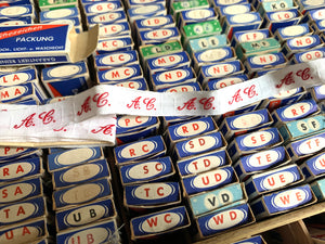 1 Schachtel mit 48 alten Monogrammen Wäschezeichen - Buchstabenreihe A