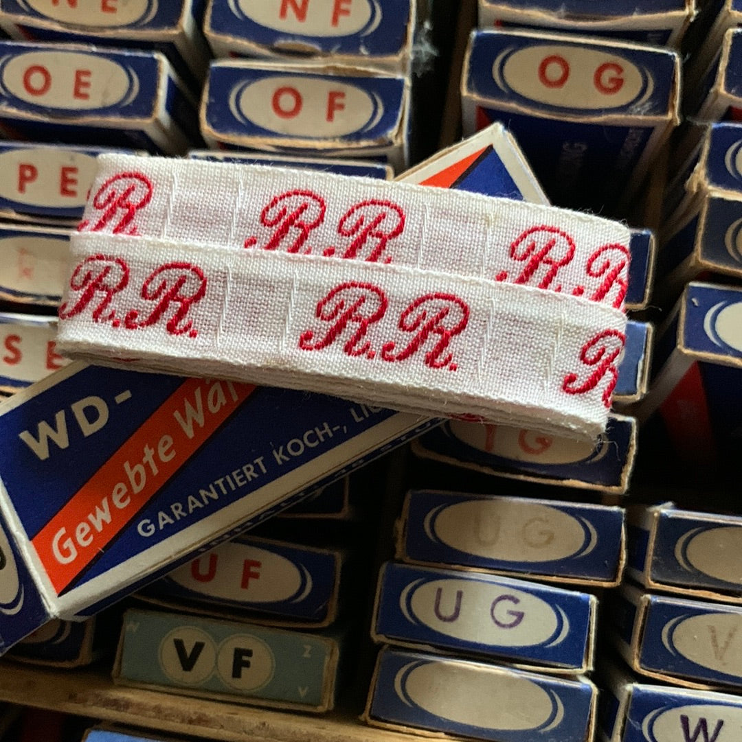 1 Schachtel mit 48 alten Monogrammen Wäschezeichen - Buchstabenreihe R