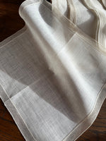 Laden Sie das Bild in den Galerie-Viewer, Set: 4 feine, vintage Taschentücher- unbenutzt
