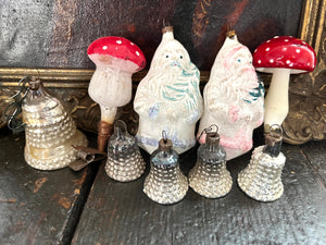 Weihnachtsmänner, Pilze, Glocken – seltene Sammlung für den Weihnachtsbaum