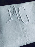 Charger l&#39;image dans la galerie, Altes, schweres Laken aus Frankreich mit Monogramm MC
