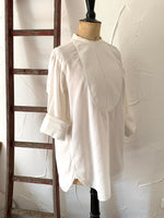 Laden Sie das Bild in den Galerie-Viewer, Stil und Qualität: Altes Smokinghemd, heute gemütliche Tunika mit Weste
