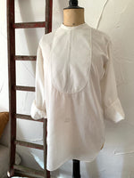 Load image into Gallery viewer, Stil und Qualität: Altes Smokinghemd, heute gemütliche Tunika mit Weste
