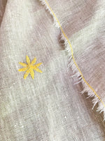 Load image into Gallery viewer, Just a Throw…Überwurf, Decke, Plaid aus dickem Leinen mit gelber Blüte
