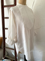 Charger l&#39;image dans la galerie, Stil und Qualität: Altes Smokinghemd, heute gemütliche Tunika mit Weste

